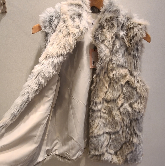 ✨3for$25✨BBDakotaNWT In A Furry FauxFur Vest Ivory - Picture 7 of 8